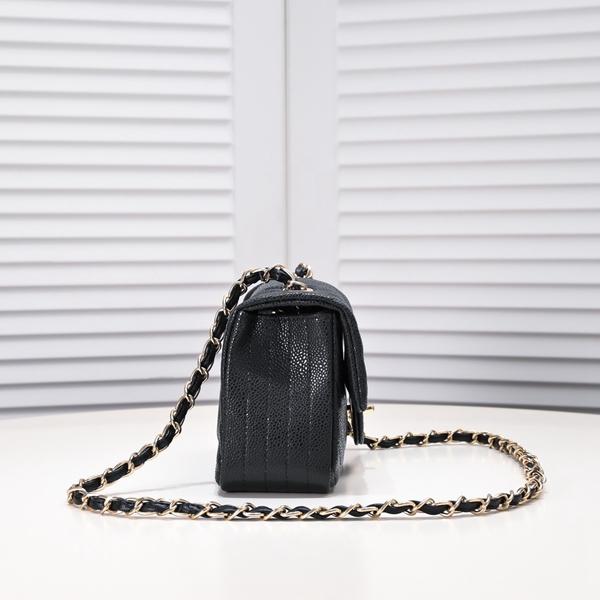 シャネルバッグ背面デザイン